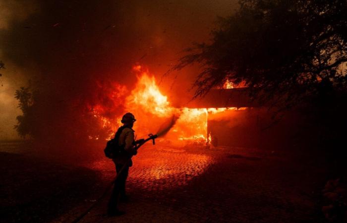 Des milliers de personnes menacées par un incendie près de Los Angeles