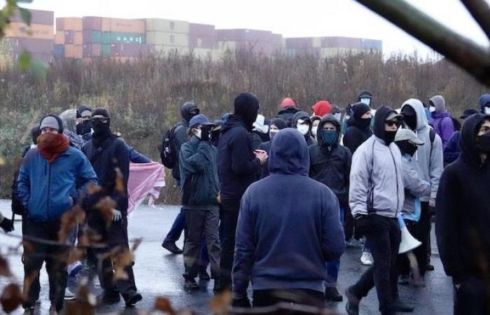 Des manifestants ont bloqué l’accès à Ray-Mont Logistiques dans l’est de Montréal