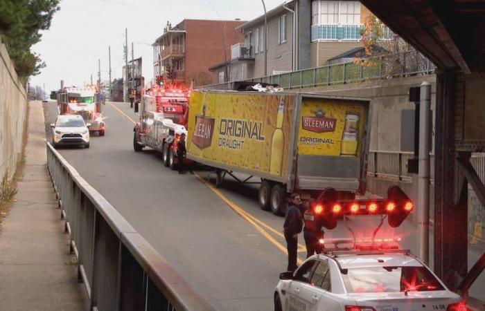 un viaduc donne des maux de tête aux camionneurs