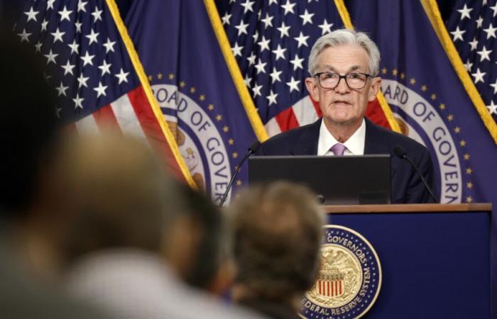 Le président de la Fed, Powell, est confronté à des questions sur la baisse des taux, l’inflation et Trump