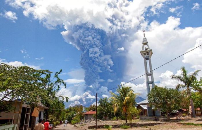 nuage de cendres de près de 8 kilomètres lors d’une nouvelle éruption du volcan Laki-Laki