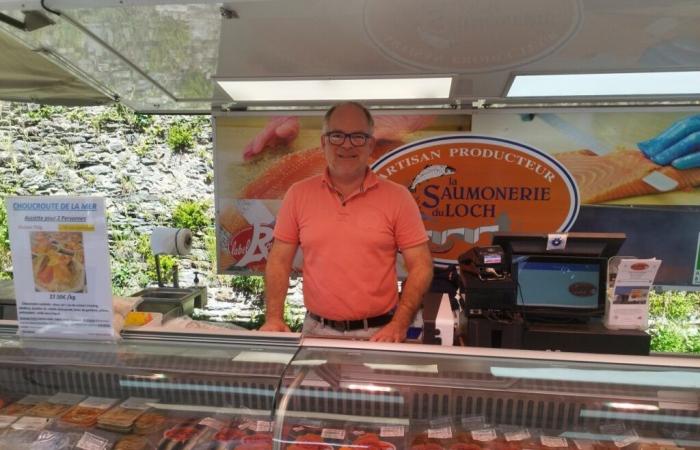 Sur ce marché du Morbihan, Yoann est le spécialiste du fumage du poisson