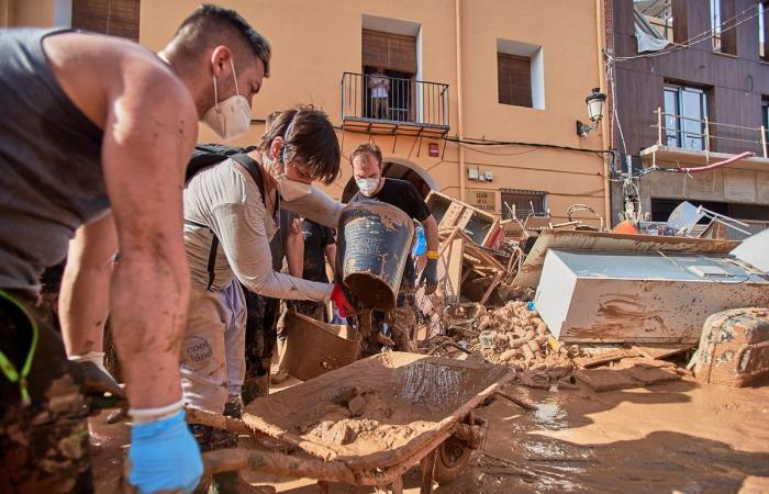 En Espagne, l’entraide à vélo après les inondations