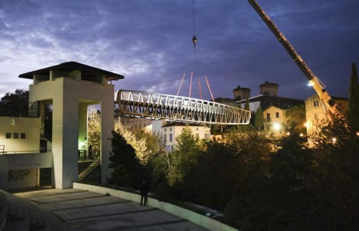 la nouvelle passerelle du musée a été installée