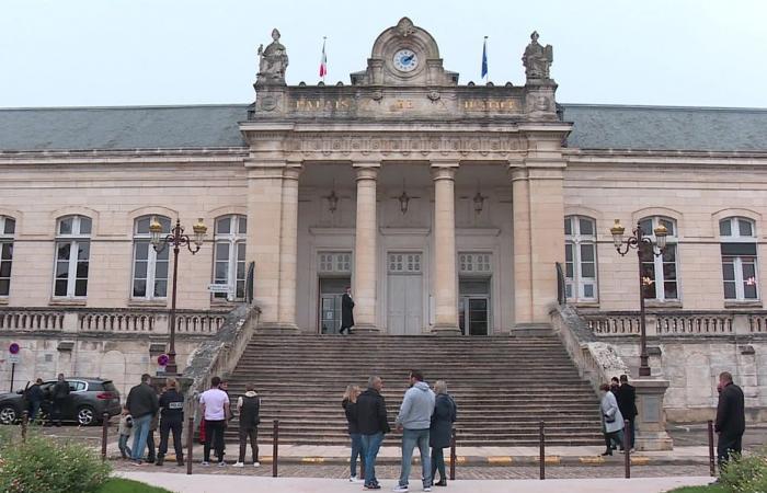 deux supporters condamnés à la prison souple