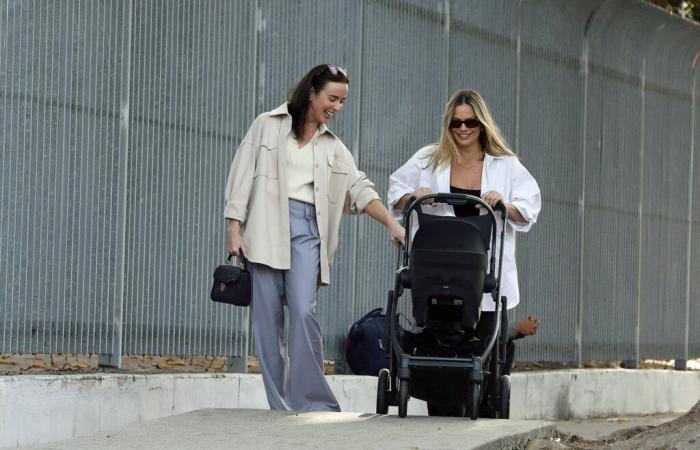 La jeune maman Margot Robbie en promenade avec son bébé à Los Angeles