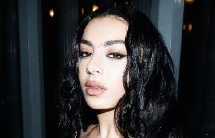 Charli XCX se dévoile pleinement, vêtue seulement d’un drap et d’une perruque