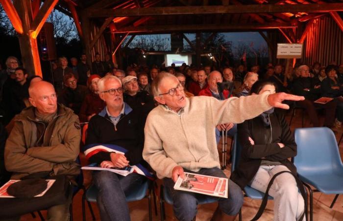 Des villageois de Dordogne arrêtent une réunion publique autour d’un projet éolien