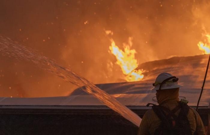 images du violent incendie qui a frappé la banlieue de Los Angeles en Californie