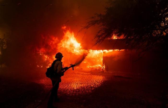 images du violent incendie qui a frappé la banlieue de Los Angeles en Californie