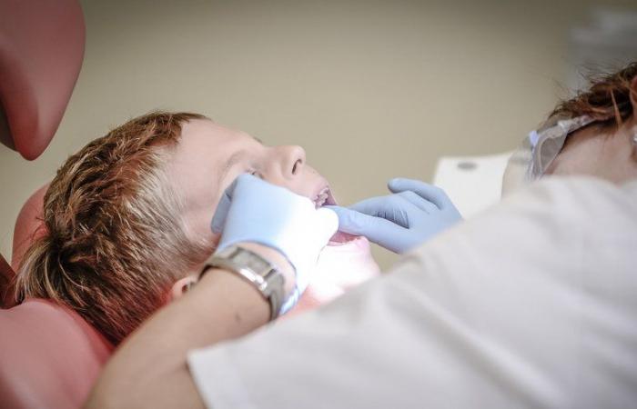 Dès l’année prochaine en France, les enfants et jeunes adultes pourront bénéficier d’un examen annuel gratuit chez le dentiste