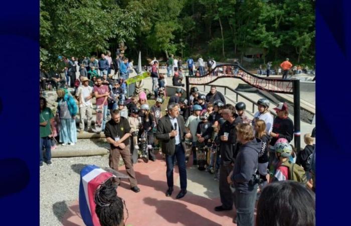 le portique d’un skatepark qui ressemblait à celui du camp des retraités d’Auschwitz