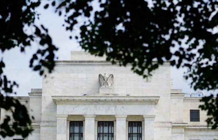 La Fed réduit ses taux, note un assouplissement du marché du travail et une croissance économique solide