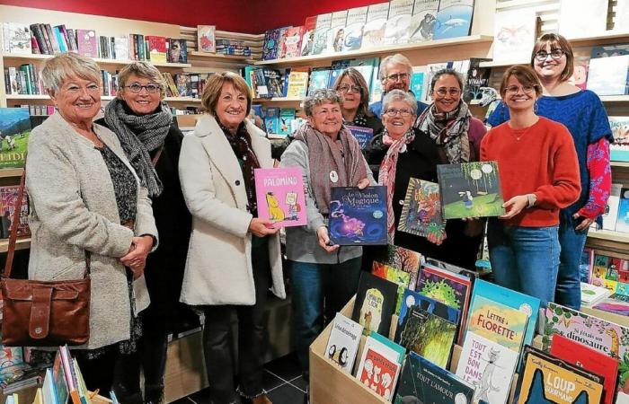 Le Père Noël vert du Secours populaire prépare son sac de livres, à Ploemeur