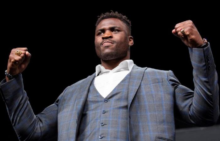 Francis Ngannou fait pleuvoir des billets sur cet artiste et enflamme la toile (vidéo)