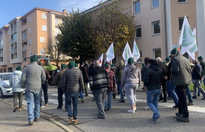 des dizaines de panneaux démontés et posés devant la préfecture de Digne-les-Bains