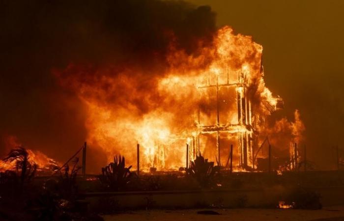 Un vaste incendie détruit des dizaines d’habitations en Californie