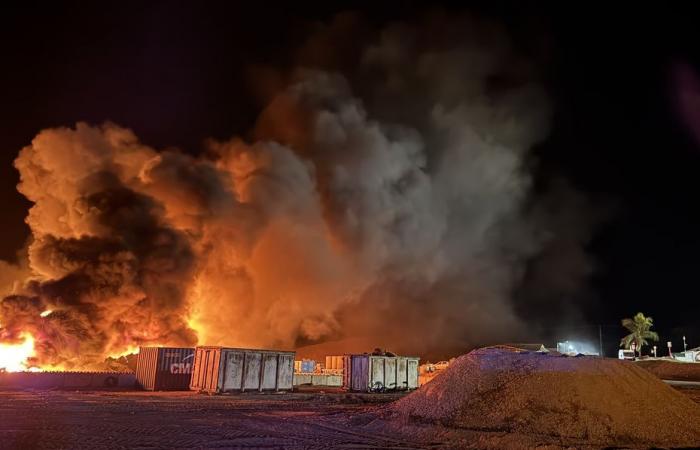 Vidéo. Un impressionnant incendie a détruit 3 000 m² de déchets non triés à l’Ecopôle Colibri, provoquant des risques de fumées toxiques.