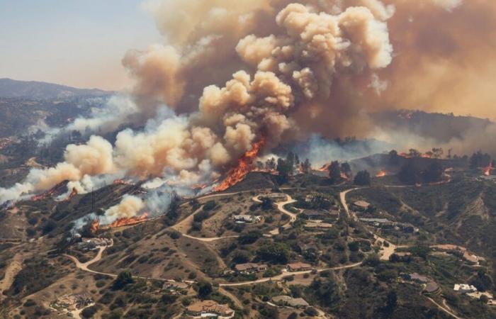 Progrès des pompiers contre un incendie dévastateur près de Los Angeles