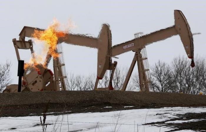 Les prix du pétrole chutent mais se dirigent vers de gros gains hebdomadaires Par Investing.com