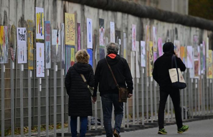 35 ans après la chute du mur de Berlin, ces Allemands partagent leurs souvenirs dans un mini-studio installé sur un vélo cargo