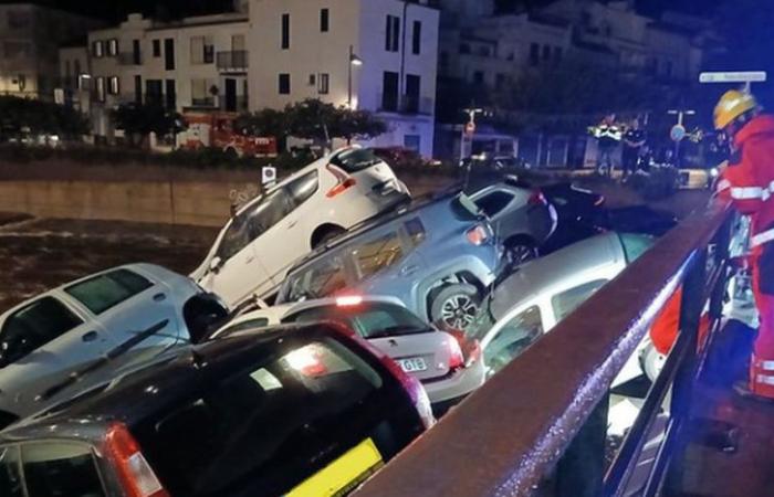 à Cadaquès, des pluies torrentielles transforment le ruisseau en torrent, une trentaine de véhicules emportés