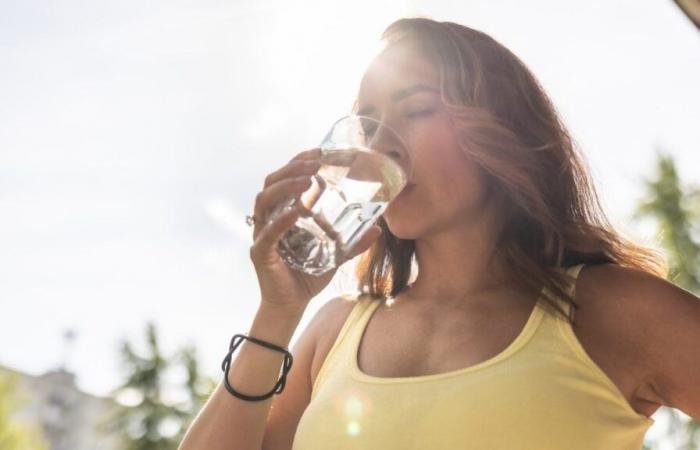 Cette femme a bu 2,5 litres d’eau par jour pendant 1 semaine et voici les effets étonnants qu’elle a remarqués