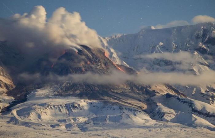 Shiveluch, l’un des volcans les plus actifs de Russie, est entré en éruption