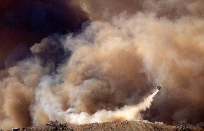 Les pompiers gagnent du terrain suite à un incendie destructeur près de Los Angeles