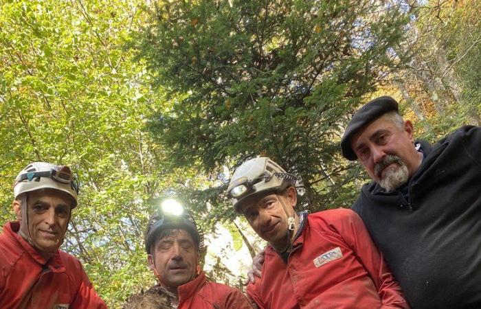 Lutin, le petit chien tombé dans une cavité, sauvé par des spéléologues de Haute-Garonne.