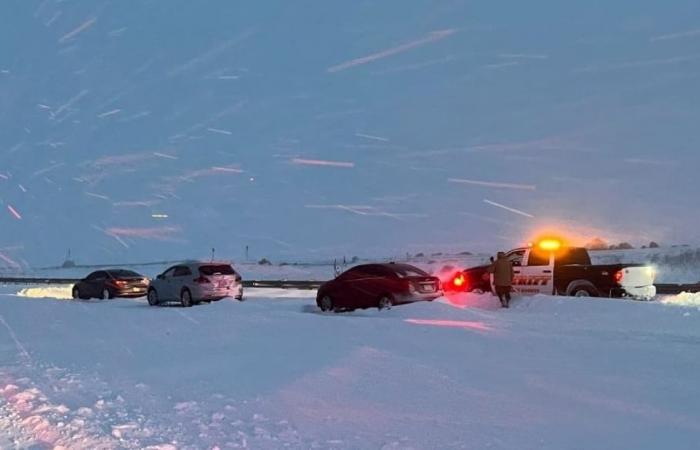 Une importante tempête de neige bloque une centaine de voitures dans l’ouest du pays