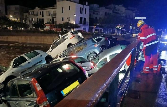 En Espagne, des voitures emportées et enterrées sous un pont après de fortes pluies