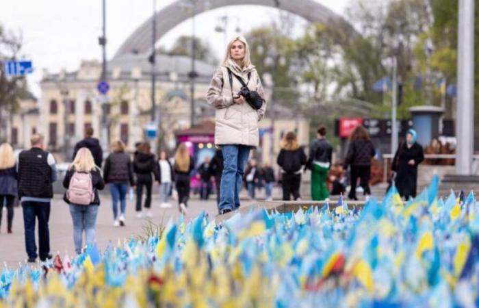 Hommage à Kiev à deux soldats tombés amoureux et morts ensemble au front