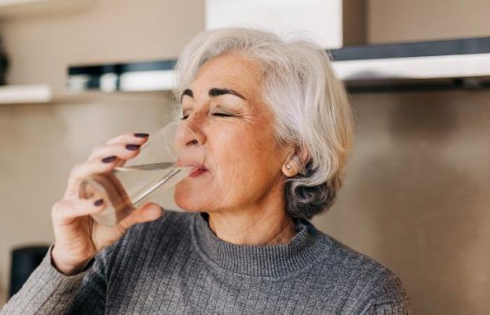 Cette femme a bu 2,5 litres d’eau par jour pendant 1 semaine et voici les effets étonnants qu’elle a remarqués