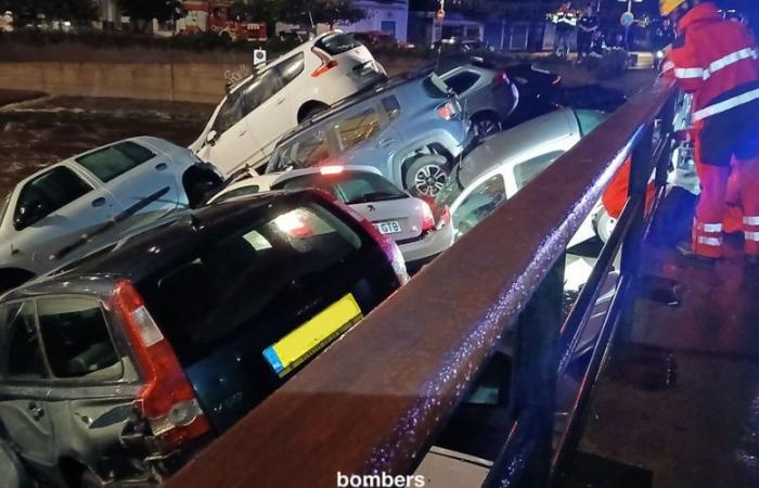 VIDÉOS. Une rivière dévale la rue, une trentaine de voitures transportées jusqu’au port… Images chocs de tempêtes à Cadaqués