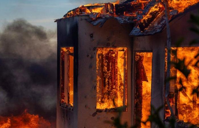 les pompiers luttent pour éteindre un énorme incendie destructeur