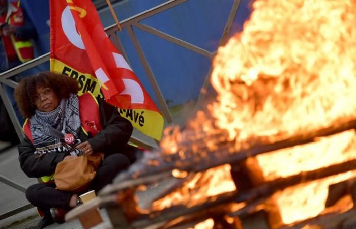 des centaines de manifestants contre la fermeture des usines de Cholet et de Vannes, le ministre de l’industrie insulté