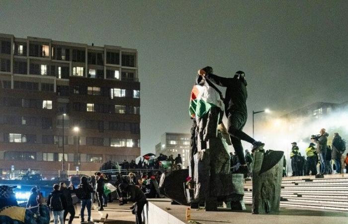 Les supporters israéliens rentrent chez eux après une nuit de violence à Amsterdam