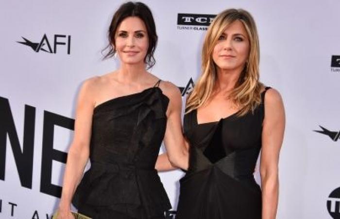 Courteney Cox dit que Jennifer Aniston a pris les articles de la garde-robe de “Friends”