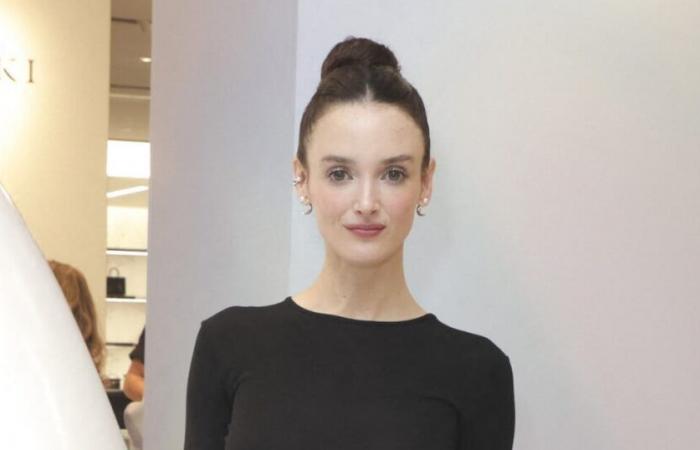 Charlotte Le Bon, stylée en noir, pose avec un mannequin français enceinte et resplendissant