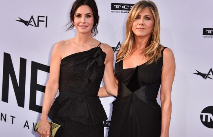 Courteney Cox dit que Jennifer Aniston a pris les articles de la garde-robe de “Friends”