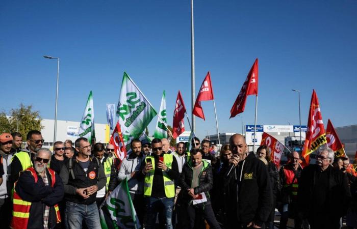 des centaines de manifestants contre la fermeture des usines de Cholet et de Vannes, le ministre de l’industrie insulté