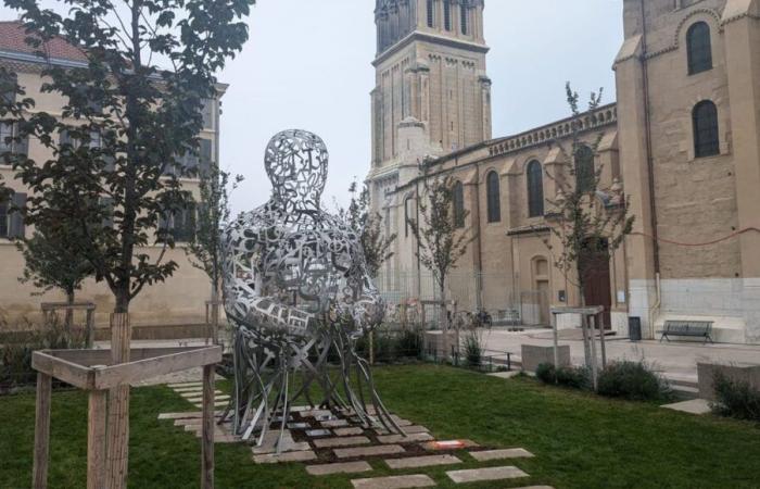 L’artiste Jaume Plensa installe une statue monumentale au cœur de Valence