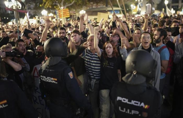 Inondations en Espagne | Des milliers de manifestants réclament la démission du président