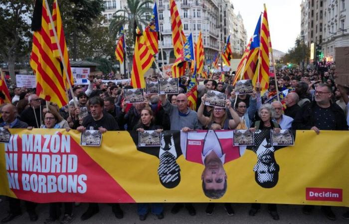 À Valence, des dizaines de milliers de manifestants expriment leur colère après les inondations