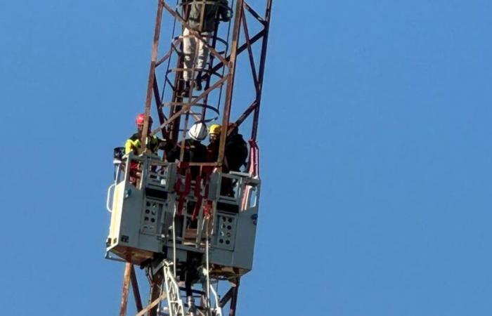 pendu à un pylône pour protester contre sa situation sociale