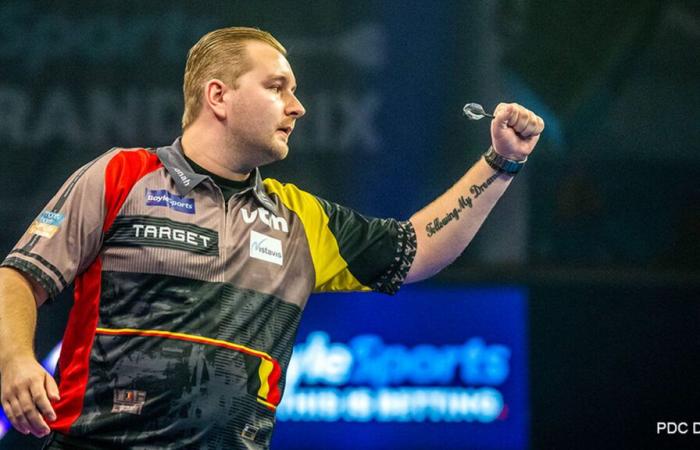 Van den Bergh démarre parfaitement la phase de groupes du Grand Slam of Darts, De Decker tombe immédiatement