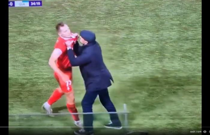 VIDÉO. En Italie, un entraîneur de football attaque son joueur expulsé