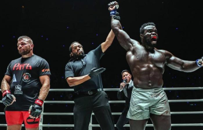 le champion du monde sénégalais des poids lourds au ONE Championship