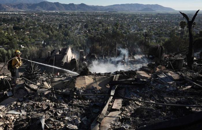 Dans les images. Les pompiers gagnent du terrain suite à un incendie destructeur près de Los Angeles